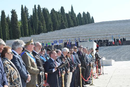 Le autorità militari e civili assistono a intervento del sottosegretario Vincenzo Zoccano a Redipuglia per Festa del 2 Giugno